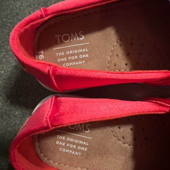 New Tiny Toms red satin bow slip ons size 6 - Picture 2 of 5